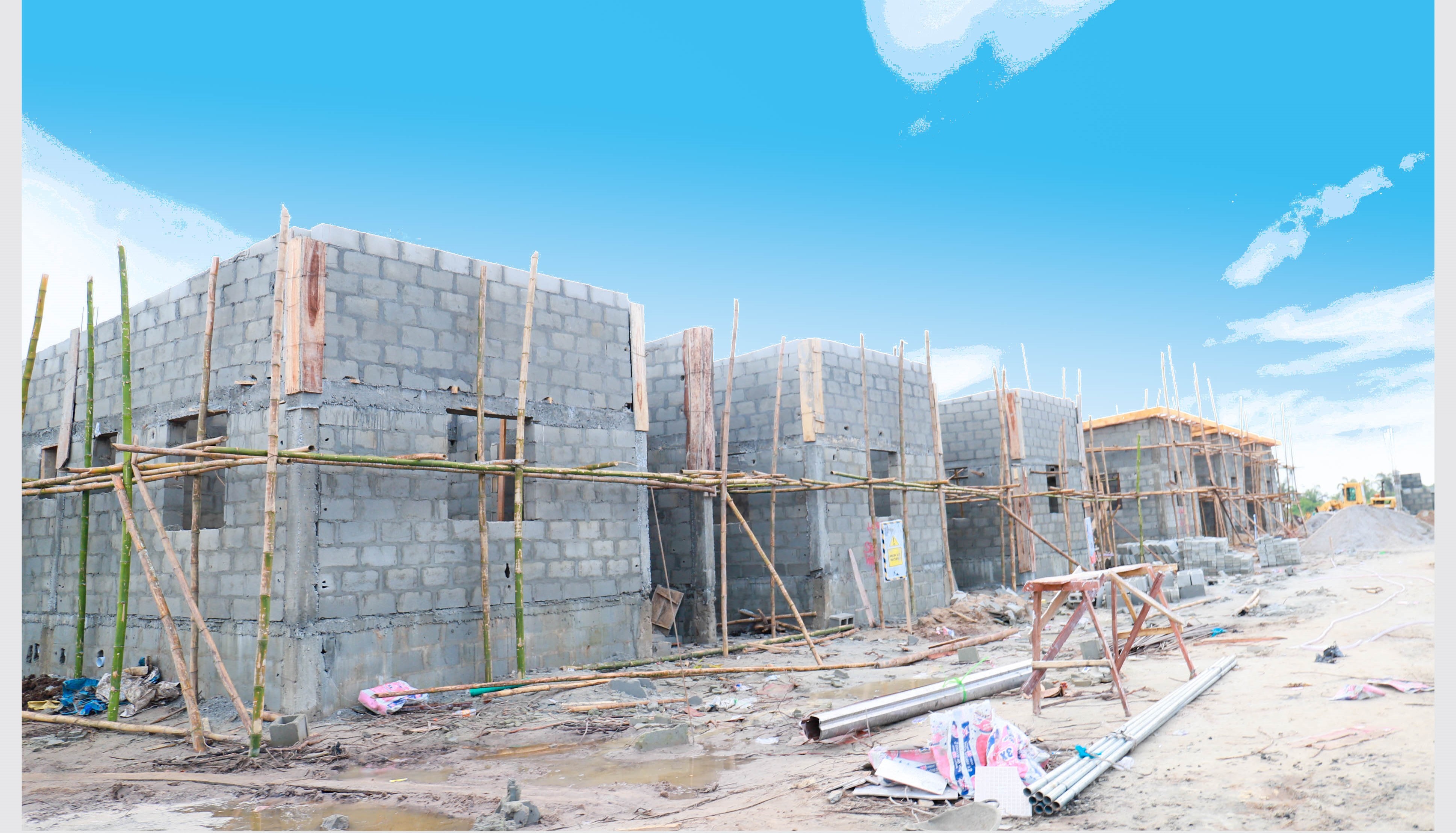Lead Avenue, Mowe — walls rising